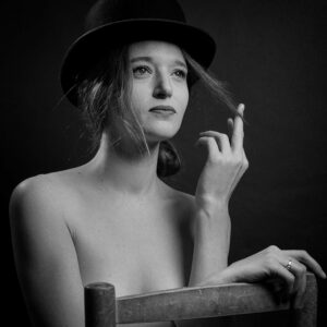 Series "Offbeat hat" - Série "Variations chapelières". - Manon "Bibi" Opus 2. Photographer: Eric Dubois-Geoffroy - @edg_photographe #edgphotographe Model: Manon - @manon.modele #manonmodele